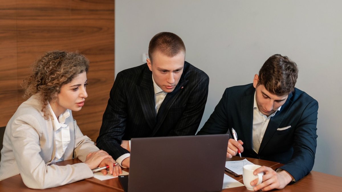 Consultores analisando um projeto no laptop